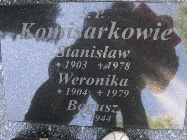 Grób WERONIKA KOMISAREK